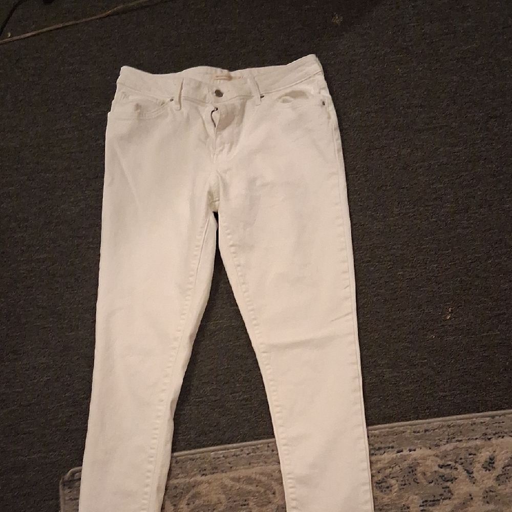 Sleek White Skinny Jeans with Modern Fit